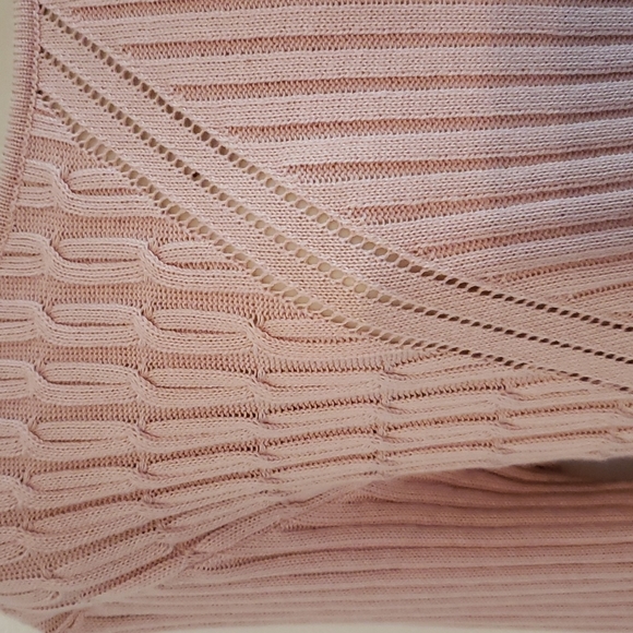 Soft pink sweater size S buts fits like a M. EUC  Cute detail  on the shoulder. - Picture 4 of 6